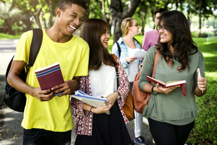 Groupe d'étudiants à l'extérieur
