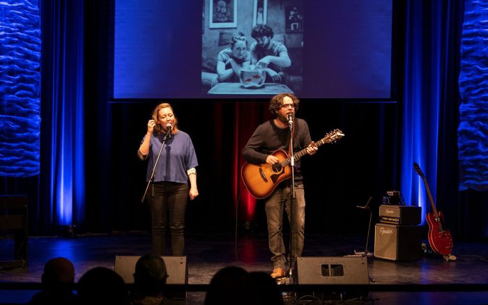 Les comédiens et musiciens Isabelle Blais et Pierre-Luc Brillant lors de la première édition du Moulin à paroles au Collège de Rosemont.