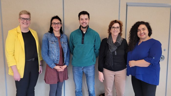 Les responsables de la mise en oeuvre du projet, de gauche à droite : Marie-Ève St-Denis, directrice des services aux étudiants; Gabriella Rousseau, coordonnatrice du secteur Accueil (CANA); Simon Lamoureux, chargé de projet (CANA); Marie Mathers, responsable du projet (ICM); Shirin Behbahani, directrice adjointe - formation continue. Absente de la photo : Amelie Doherty, adjointe au directeur de l’Enseignement (ICM). Photo : Collège de Rosemont