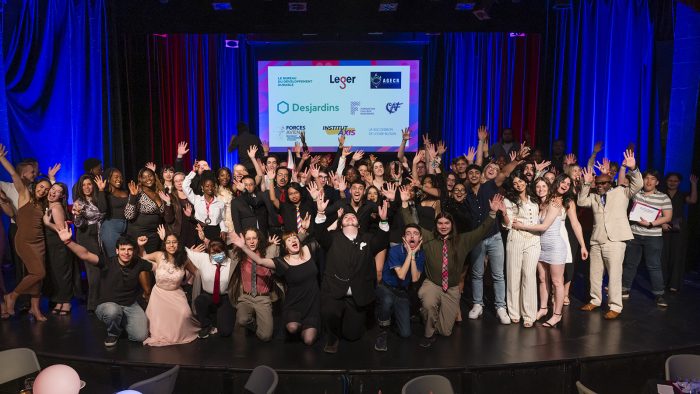 Des étudiants du Cégep de Rosemont célèbrent leur persévérance et leur engagement.