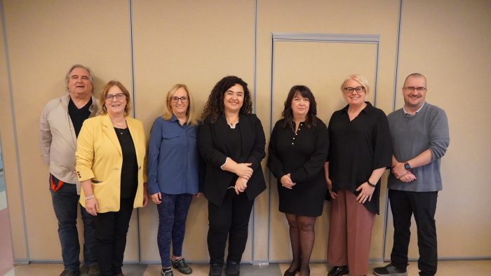 Les responsables de la mise en œuvre du projet réunis lors du lancement de la cohorte le 4 novembre 2024, de gauche à droite : Richard Ouellette, conseiller pédagogique; Caroline Roy, directrice générale; Sylvie Fafard, enseignante responsable de la coordination du programme; Shirin Behbahani, directrice adjointe - formation continue; Simone Chaboillez, conseillère à la direction générale de l’Ordre professionnel des technologistes médicaux du Québec (OPTMQ); Carole Gaudin, directrice du Cégep à distance, de la formation continue et du service aux entreprises Édago; Sébastien Francoeur, directeur adjoint aux études.