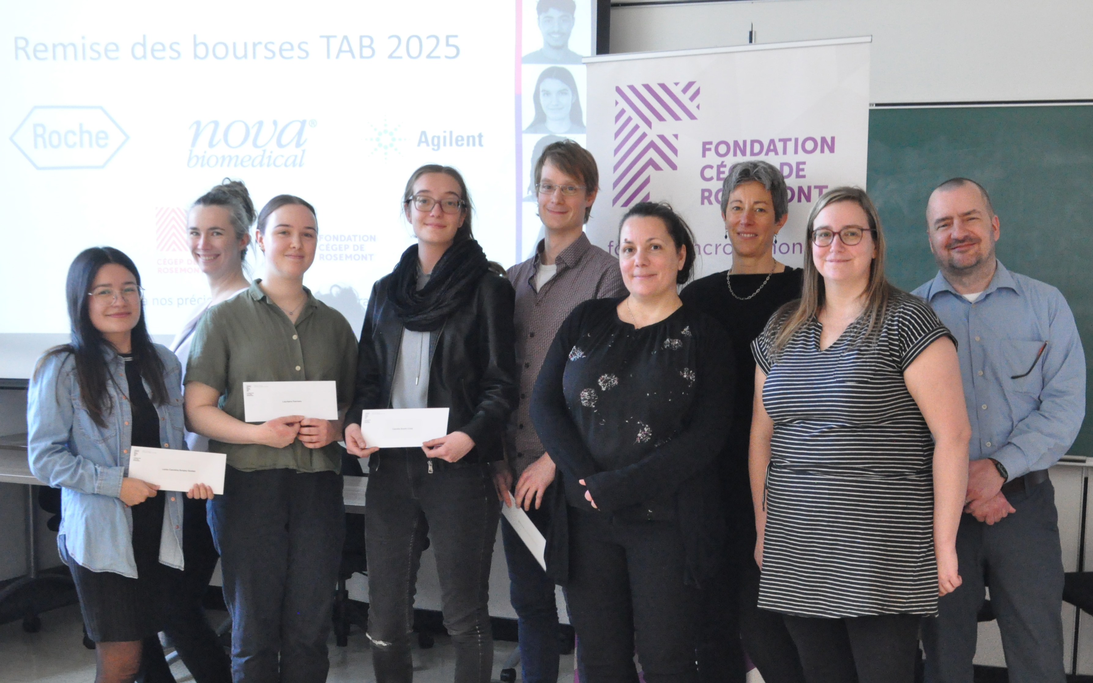 Les élèves du programme Technologie d’analyses biomédicales reçoivent des bourses pour leur persévérance et leurs attitudes professionnelles, soit l’autonomie, la rigueur, le leadership et la collaboration.