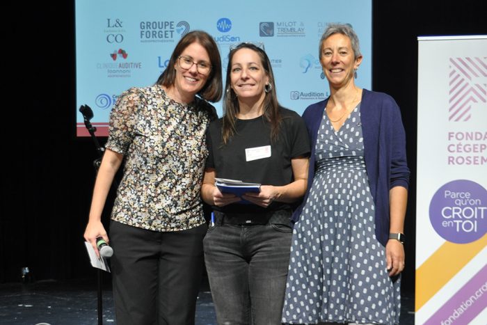 Emmanuelle Sellier, étudiante de 1re année du programme Audioprothèse, a remporté une bourse de 250$ de la Fondation du Cégep de Rosemont. Elle est accompagnée de Marie-Christine Lapointe, enseignante, et d'Estelle Vouillon, directrice de la Fondation.